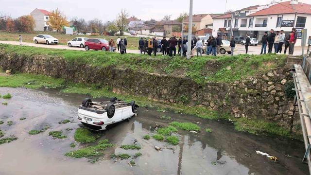 Bursa’da otomobil dere yatağına uçtu: 3 yaralı 2