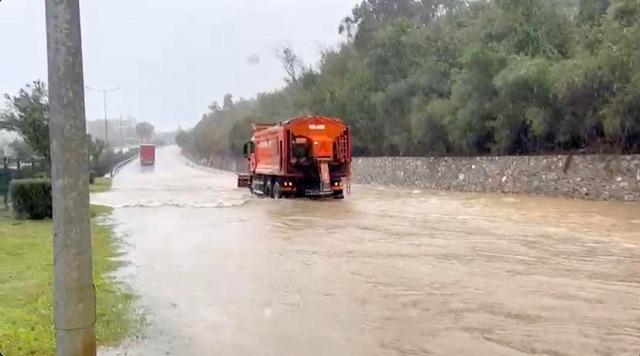 Alanya-Antalya karayolunda araçlar mahsur kaldı 5