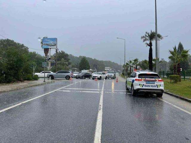 Alanya-Antalya karayolunda araçlar mahsur kaldı 4