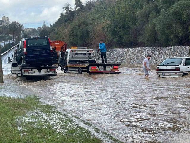Alanya-Antalya karayolunda araçlar mahsur kaldı 3