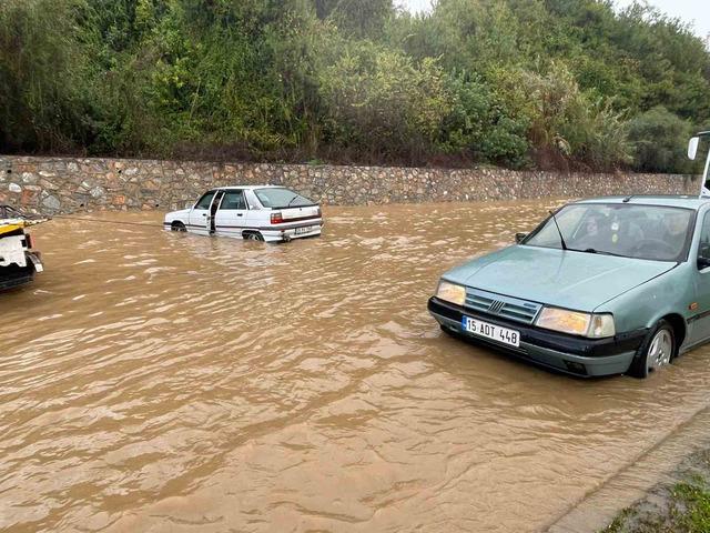 Alanya-Antalya karayolunda araçlar mahsur kaldı 1