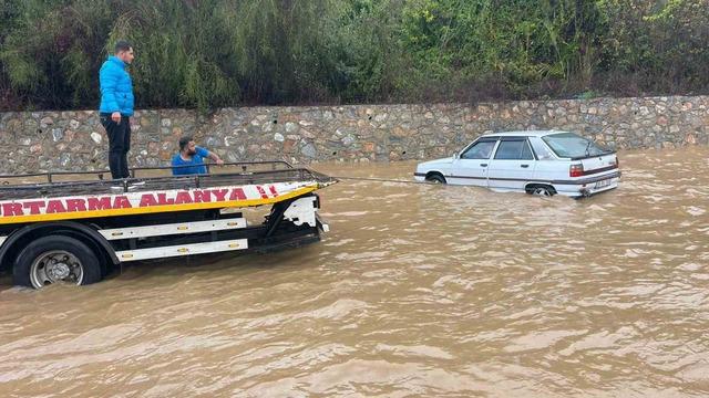 Alanya-Antalya karayolunda araçlar mahsur kaldı