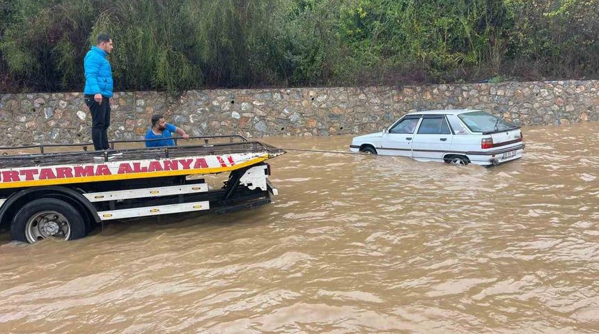 Alanya-Antalya karayolunda araçlar mahsur kaldı