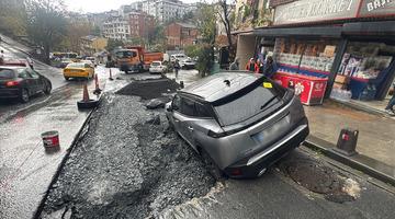 Gaziosmanpaşa'da yol çöktü, park halindeki 1 araç hasar gördü