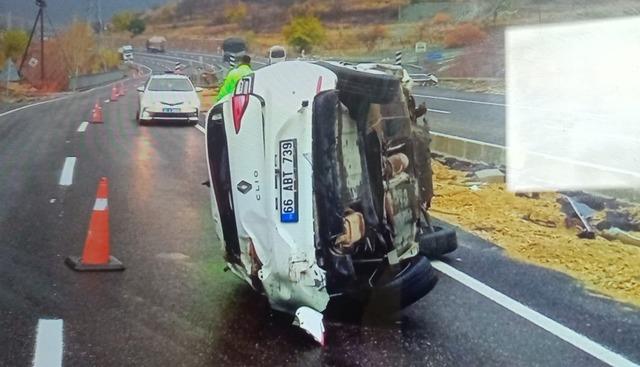 Otomobil yan yattı: 4 yaralı 1