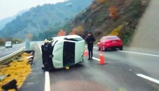 Otomobil yan yattı: 4 yaralı