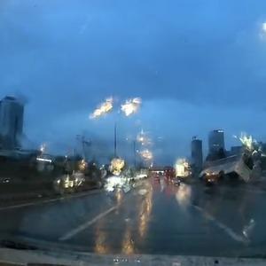 Maltepe’de minibüsün devrildiği anlar kamerada