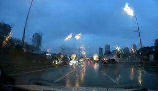 Maltepe’de minibüsün devrildiği anlar kamerada