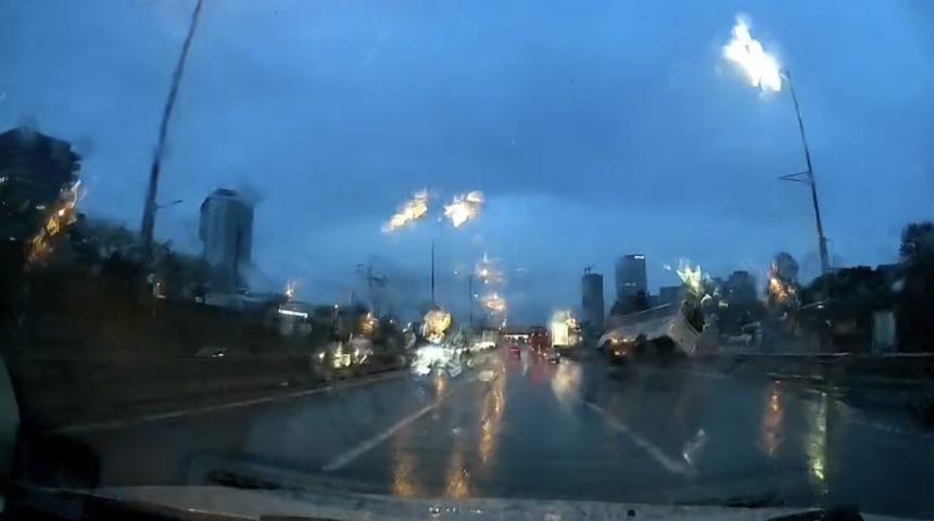 Maltepe&rsquo;de minib&uuml;s&uuml;n devrildiği anlar kamerada