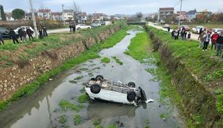Bursa'da otomobil dereye devrildi: 3 yaralı