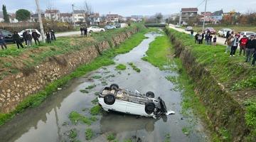 Bursa'da otomobil dereye devrildi: 3 yaralı