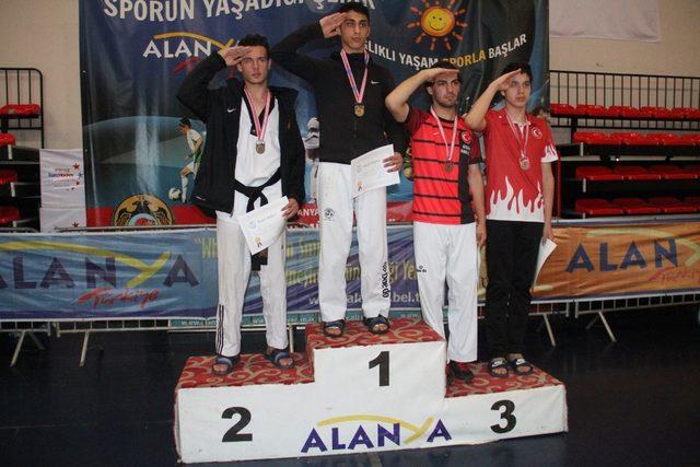 Taekwondo gençler grup müsabakaları tamamlandı