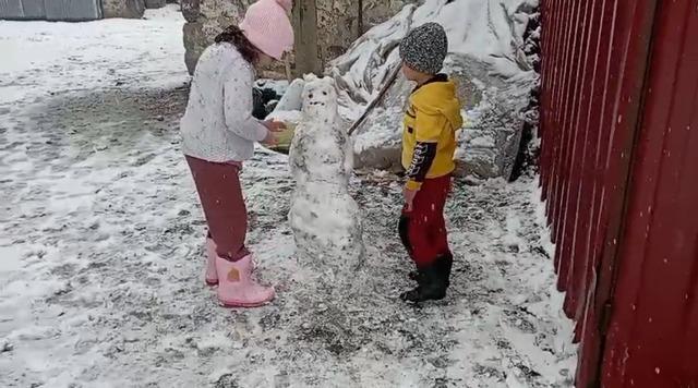 Kars’ta kar coşkusu: Çocuklar kardan adam yaptı, kızak kaydı 5