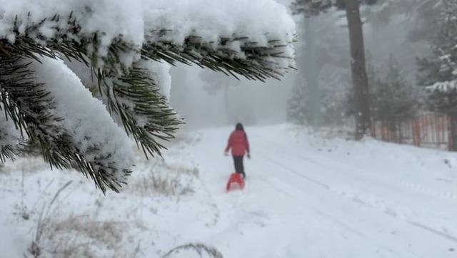 Kars’ta kar coşkusu: Çocuklar kardan adam yaptı, kızak kaydı 3
