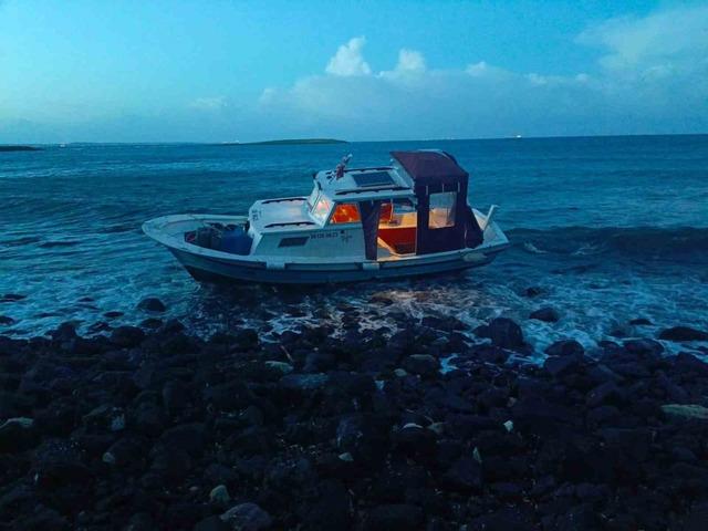 Karaya oturan tekne sahil güvenlik ekiplerince kurtarıldı 1