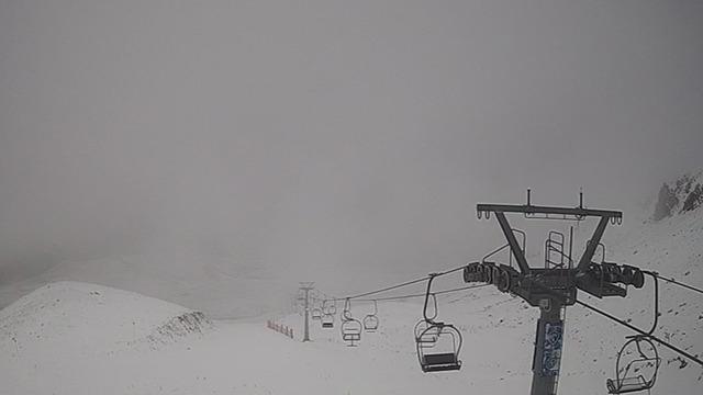 Davraz Kayak Merkezine mevsimin ilk karı düştü bazı noktalarda beyaza bürüdü