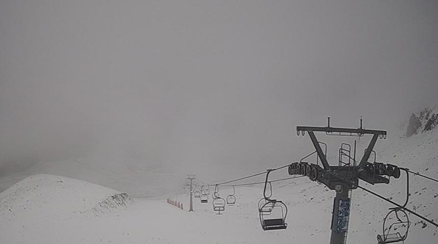 Davraz Kayak Merkezine mevsimin ilk karı düştü bazı noktalarda beyaza bürüdü