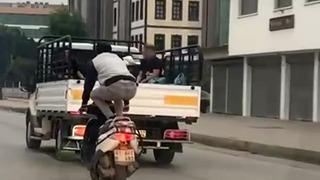 Motosikleti önce çömelerek, sonra yatarak sürdü