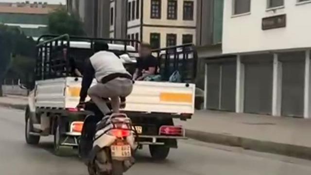 Motosikleti önce çömelerek, sonra yatarak sürdü