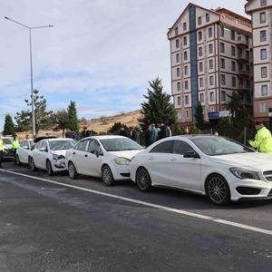 Nevşehir’de 4 otomobil birbirine girdi: 2 yaralı