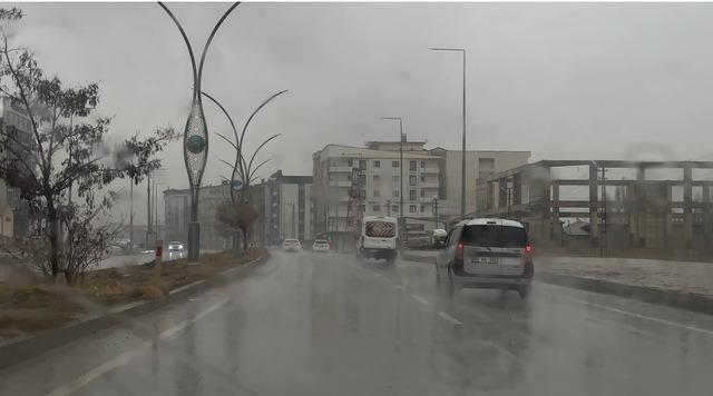 Yüksekova’da yoğun yağışlar uçak seferlerini durdurdu 6