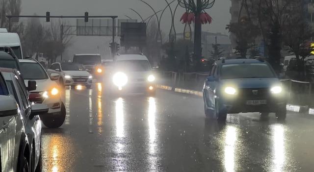 Yüksekova’da yoğun yağışlar uçak seferlerini durdurdu 5