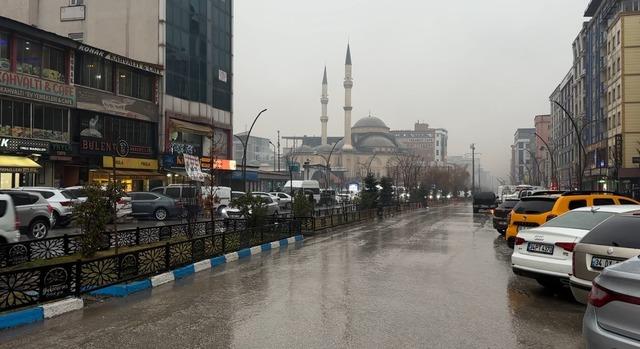 Yüksekova’da yoğun yağışlar uçak seferlerini durdurdu 3