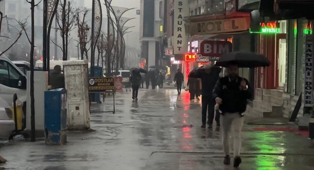 Yüksekova’da yoğun yağışlar uçak seferlerini durdurdu 2