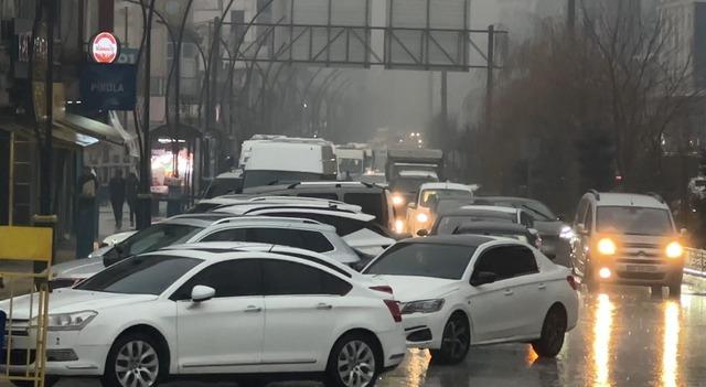 Yüksekova’da yoğun yağışlar uçak seferlerini durdurdu 1