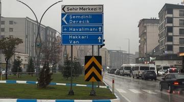 Yüksekova’da yoğun yağışlar uçak seferlerini durdurdu