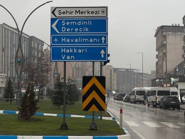 Yüksekova’da yoğun yağışlar uçak seferlerini durdurdu