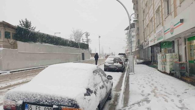 Başkale beyaza bürüdü 10