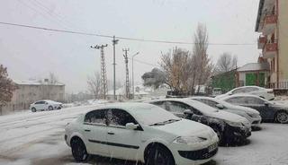 Başkale beyaza bürüdü