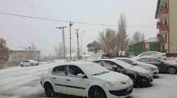 Başkale beyaza bürüdü