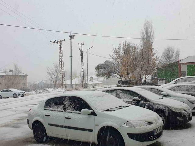 Başkale beyaza bürüdü