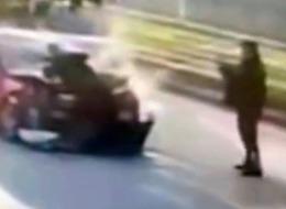 Eski eşiyle evli olan polis memuruna çarptı! Yaraladıktan sonra fotoğrafını çekti