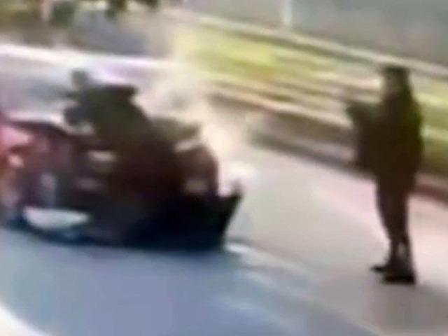 Eski eşiyle evli olan polis memuruna çarptı! Yaraladıktan sonra fotoğrafını çekti