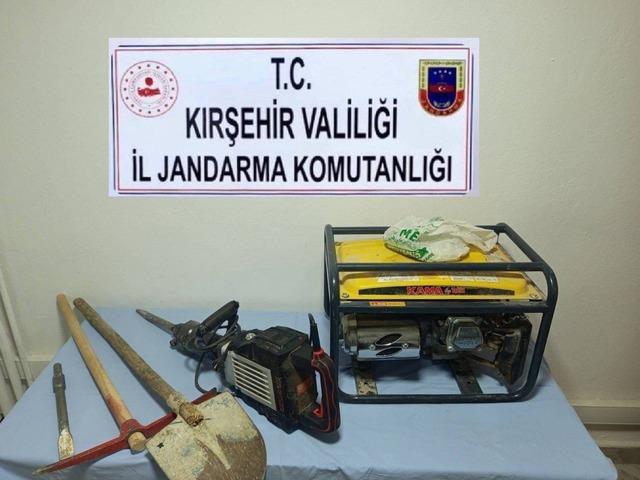 İzinsiz kaçak kazı yapan 3 şüpheli yakalandı