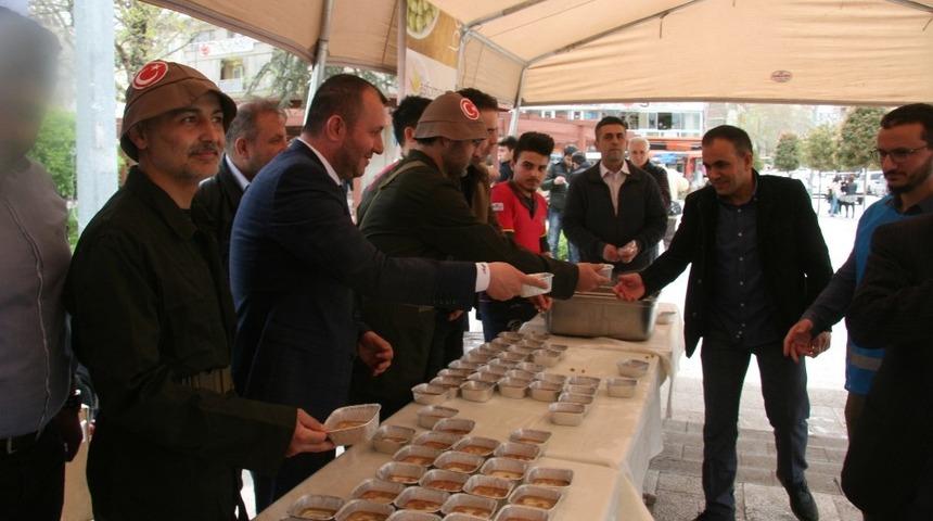 Asker kıyafeti ile &uuml;z&uuml;m hoşafı ve ekmek dağıtıldı