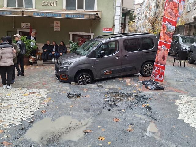 Küçükçekmece'de çöken yoldaki çukura düşen araçta hasar oluştu