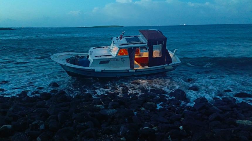 &Ccedil;anakkale'de karaya oturan teknedeki 2 kişi kurtarıldı