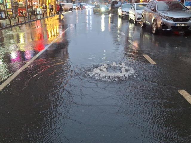 Küçükçekmece'de rögarın taşması sonucu caddeyi su bastı