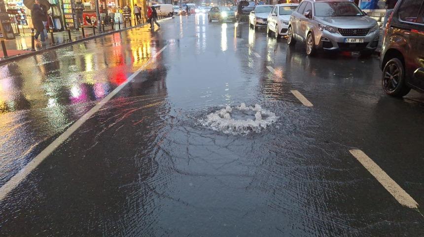 K&uuml;&ccedil;&uuml;k&ccedil;ekmece'de r&ouml;garın taşması sonucu caddeyi su bastı