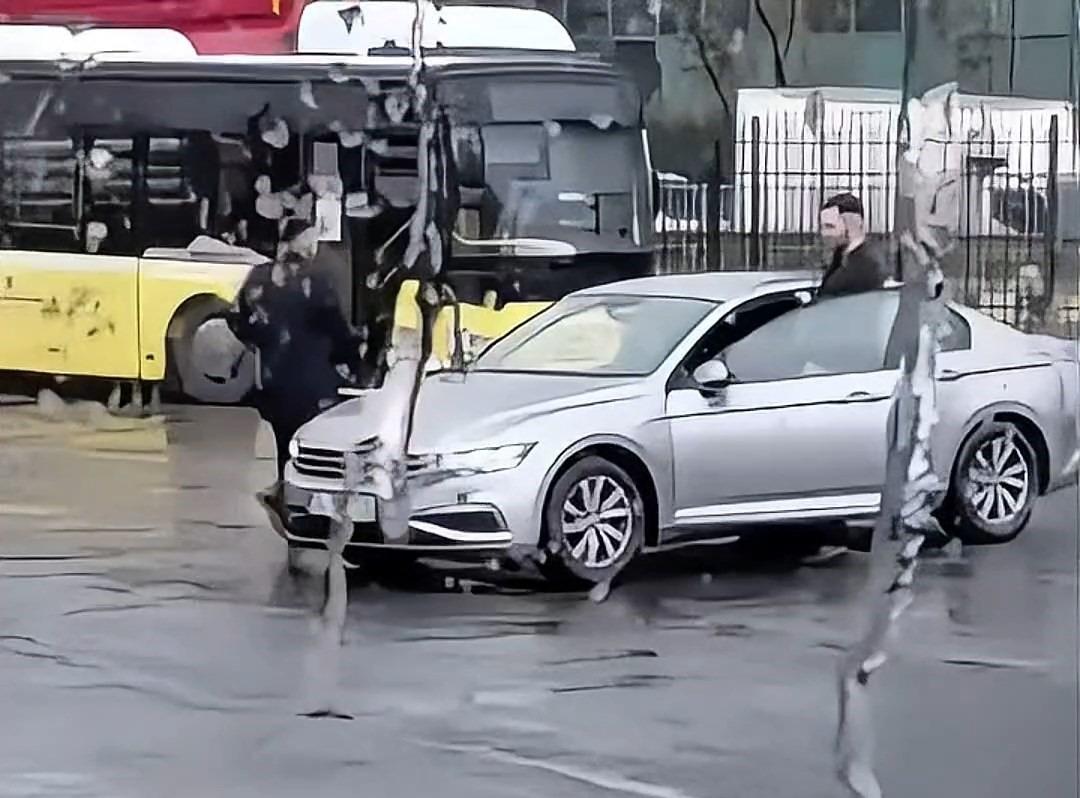 Yer: Kağıthane! Otobüs durağında havaya ateş açtı, arkadaşı o anları kaydetti 2