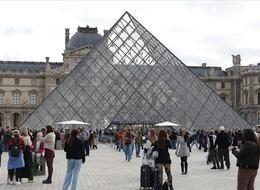 Louvre Müzesi’nde aksilikler bitmiyor! Yüzlercesi hasar gördü
