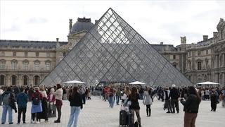 Louvre Müzesi’nde aksilikler bitmiyor! Yüzlercesi hasar gördü
