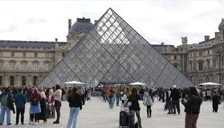 Louvre Müzesi’nde aksilikler bitmiyor! Yüzlercesi hasar gördü