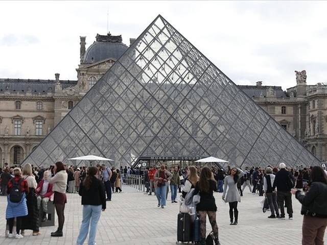 Louvre Müzesi’nde su sızıntısı: Yaklaşık 400 nadir kitap hasar gördü