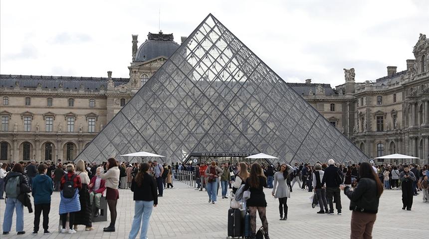 Louvre Müzesi’nde su sızıntısı: Yaklaşık 400 nadir kitap hasar gördü