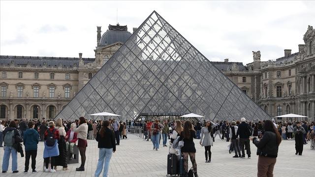 Louvre Müzesi’nde su sızıntısı: Yaklaşık 400 nadir kitap hasar gördü